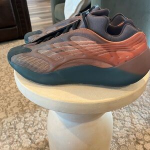 adidas Yeezy 700 V3
Copper Fade